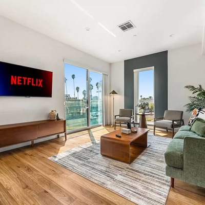 Chic K-Town 2BD Hideaway - Parking, Gym & Rooftop